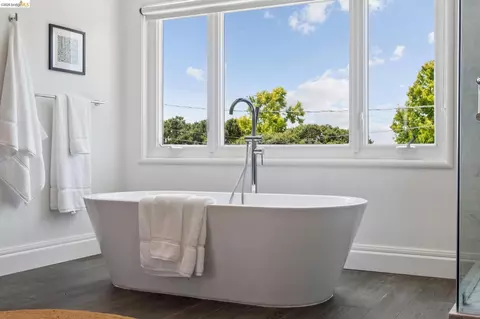 Bath - 515 Vincente Ave, Berkeley, CA 94707 photo 10 of 11