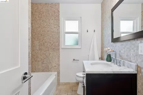 Bath - 515 Vincente Ave, Berkeley, CA 94707 photo 3 of 11