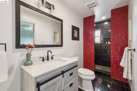 Bath - 515 Vincente Ave, Berkeley, CA 94707 photo 1 of 11