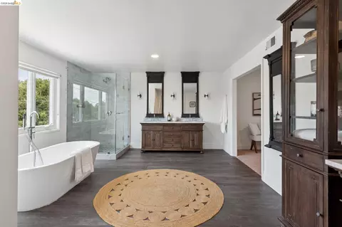 Bath - 515 Vincente Ave, Berkeley, CA 94707 photo 5 of 11
