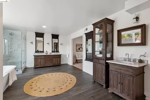 Bath - 515 Vincente Ave, Berkeley, CA 94707 photo 4 of 11