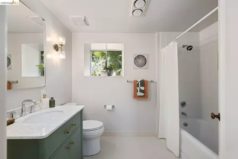 Bath - 371 Rugby Ave, Berkeley, CA 94708 photo 2 of 2