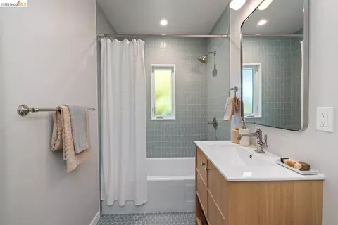 Bath - 371 Rugby Ave, Berkeley, CA 94708 photo 1 of 2