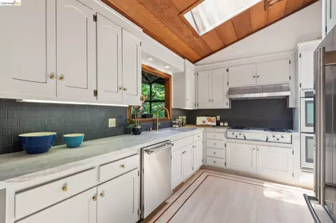 Kitchen - 1090 Cragmont Ave, Berkeley, CA 94708 photo 4 of 7