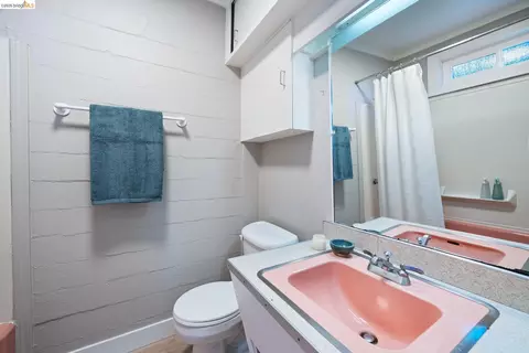 Bath - 100 Avenida Dr, Berkeley, CA 94708 photo 5 of 6
