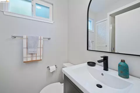 Bath - 100 Avenida Dr, Berkeley, CA 94708 photo 1 of 6