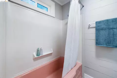 Bath - 100 Avenida Dr, Berkeley, CA 94708 photo 6 of 6