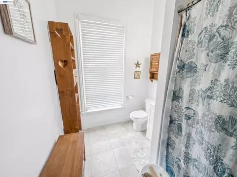 Bath - 834 Georgia St, Vallejo, CA 94590 photo 1 of 2