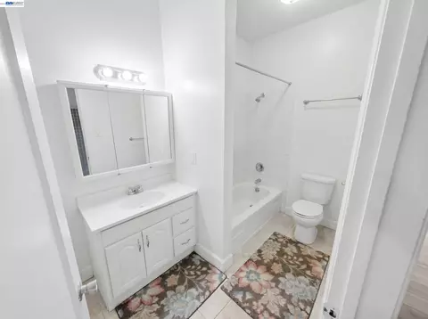 Bath - 834 Georgia St, Vallejo, CA 94590 photo 2 of 2
