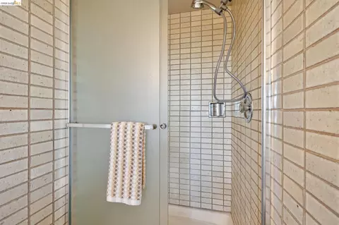 Bath - 706 Hilldale Ave, Berkeley, CA 94708 photo 6 of 6