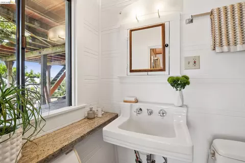 Bath - 706 Hilldale Ave, Berkeley, CA 94708 photo 5 of 6