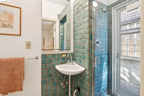 Bath - 706 Hilldale Ave, Berkeley, CA 94708 photo 1 of 6