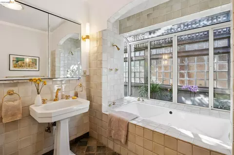 Bath - 706 Hilldale Ave, Berkeley, CA 94708 photo 3 of 6