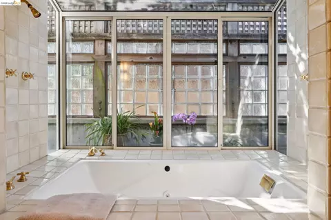 Bath - 706 Hilldale Ave, Berkeley, CA 94708 photo 4 of 6