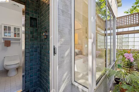 Bath - 706 Hilldale Ave, Berkeley, CA 94708 photo 2 of 6