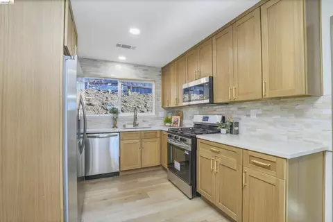 Kitchen - 263 Morello Ave, Martinez, CA 94553 photo 2 of 2