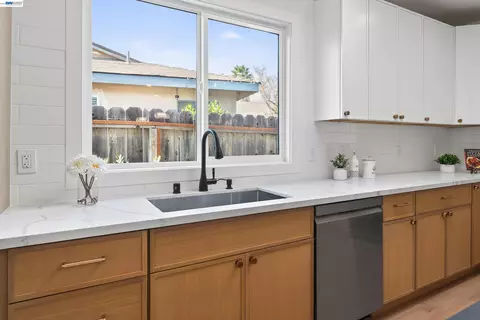 Kitchen - 36347 Colbert Pl, Newark, CA 94560 photo 6 of 9