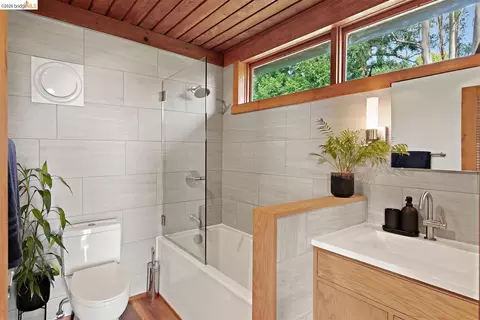 Bath - 1357 Glendale Ave, Berkeley, CA 94708 photo 1 of 1