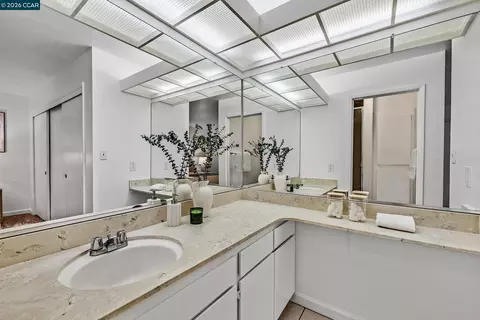 Bath - 146 Ascot Ct #2, Moraga, CA 94556 photo 4 of 5