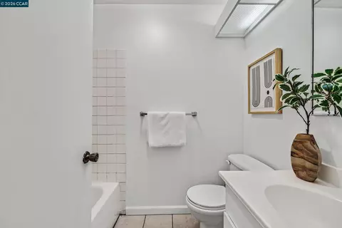 Bath - 146 Ascot Ct #2, Moraga, CA 94556 photo 2 of 5