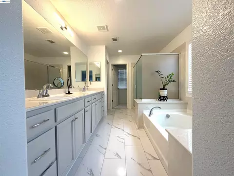 Bath - 1116 Cunningham St, Vallejo, CA 94590 photo 1 of 6