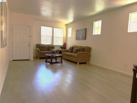 Living - 1116 Cunningham St, Vallejo, CA 94590 photo 1 of 2