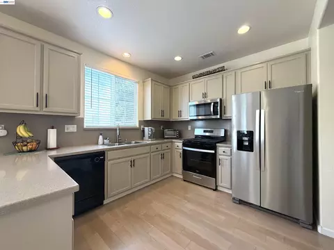 Kitchen - 1116 Cunningham St, Vallejo, CA 94590 photo 1 of 1