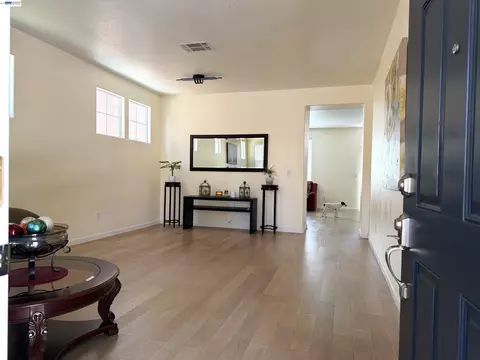 Entry Way - 1116 Cunningham St, Vallejo, CA 94590 photo 1 of 5