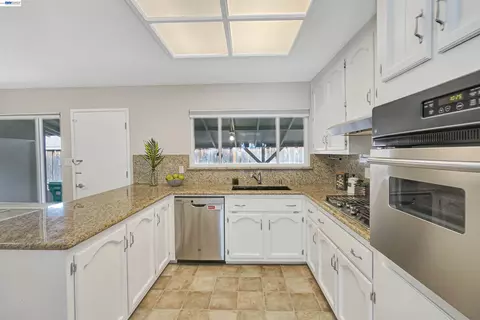Kitchen - 2333 Darwin St, Hayward, CA 94545 photo 3 of 4