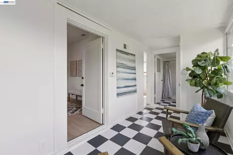 Entry Way - 2607 Alcatraz Ave, Berkeley, CA 94705 photo 7 of 11
