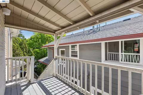 Exterior - 2607 Alcatraz Ave, Berkeley, CA 94705 photo 4 of 17