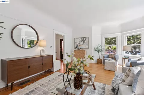 Living - 2607 Alcatraz Ave, Berkeley, CA 94705 photo 1 of 5