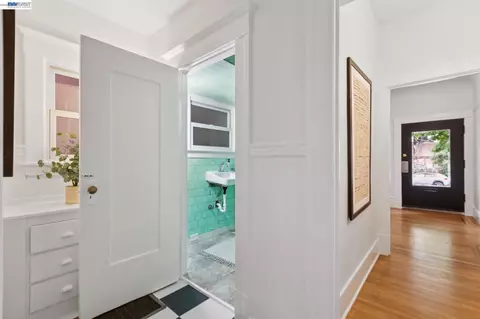 Entry Way - 2607 Alcatraz Ave, Berkeley, CA 94705 photo 8 of 11