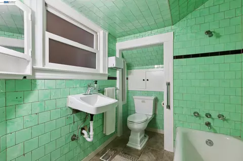 Bath - 2607 Alcatraz Ave, Berkeley, CA 94705 photo 5 of 5