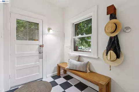 Entry Way - 2607 Alcatraz Ave, Berkeley, CA 94705 photo 10 of 11