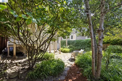 Exterior - 2607 Alcatraz Ave, Berkeley, CA 94705 photo 12 of 17