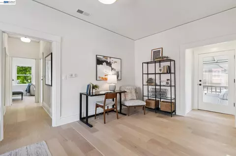 Entry Way - 2607 Alcatraz Ave, Berkeley, CA 94705 photo 6 of 11