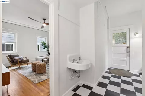 Entry Way - 2607 Alcatraz Ave, Berkeley, CA 94705 photo 9 of 11