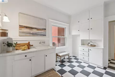 Kitchen - 2607 Alcatraz Ave, Berkeley, CA 94705 photo 2 of 2