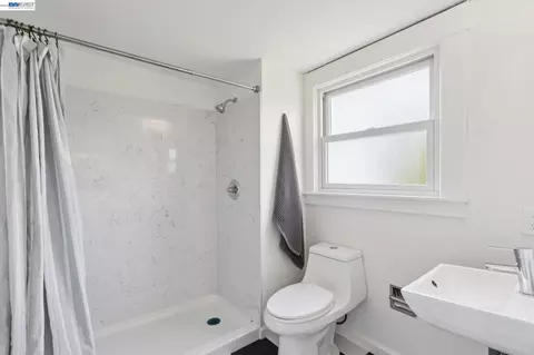 Bath - 2607 Alcatraz Ave, Berkeley, CA 94705 photo 4 of 5
