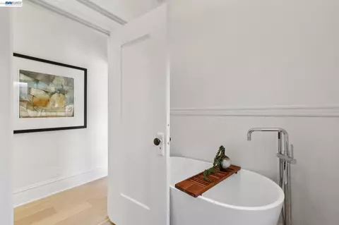 Bath - 2607 Alcatraz Ave, Berkeley, CA 94705 photo 2 of 5