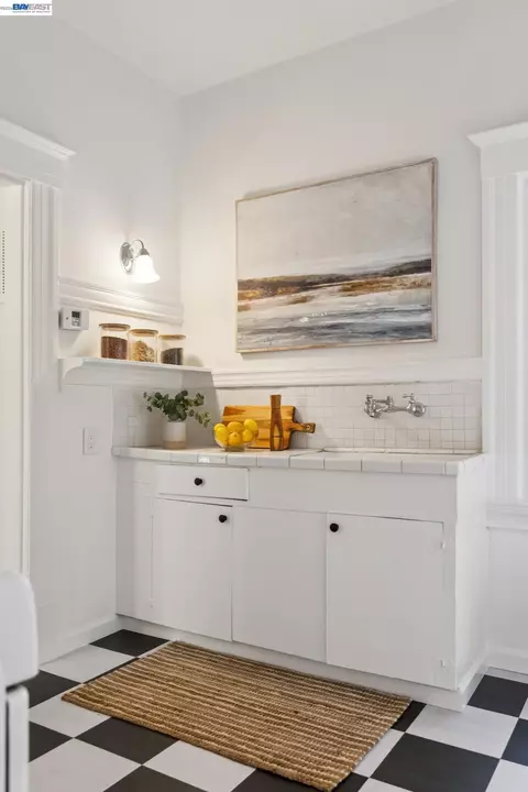 Kitchen - 2607 Alcatraz Ave, Berkeley, CA 94705 photo 1 of 2