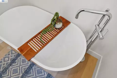 Bath - 2607 Alcatraz Ave, Berkeley, CA 94705 photo 3 of 5