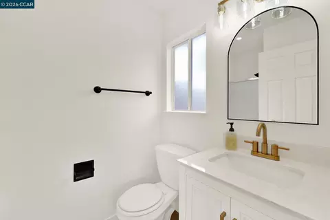 Bath - 141 Anderson St, Vallejo, CA 94589 photo 2 of 2