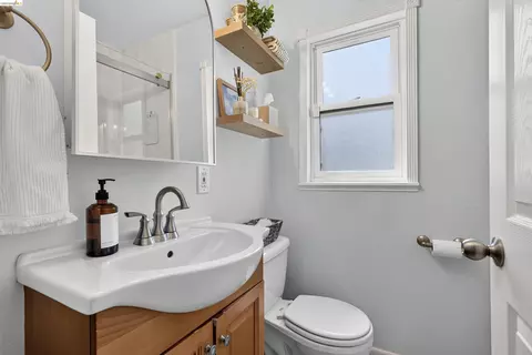 Bath - 2001 Boynton Ave, Martinez, CA 94553 photo 1 of 3