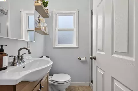 Bath - 2001 Boynton Ave, Martinez, CA 94553 photo 2 of 3