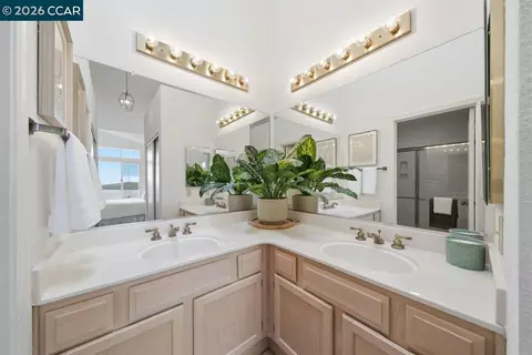 Bath - 801 Timbercove St #4, Vallejo, CA 94591 photo 1 of 3