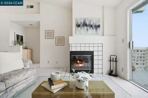 Living - 801 Timbercove St #4, Vallejo, CA 94591 photo 3 of 5