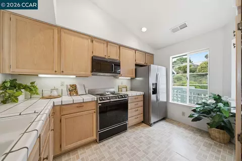 Kitchen - 801 Timbercove St #4, Vallejo, CA 94591 photo 1 of 2