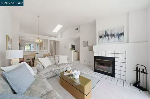 Living - 801 Timbercove St #4, Vallejo, CA 94591 photo 2 of 5